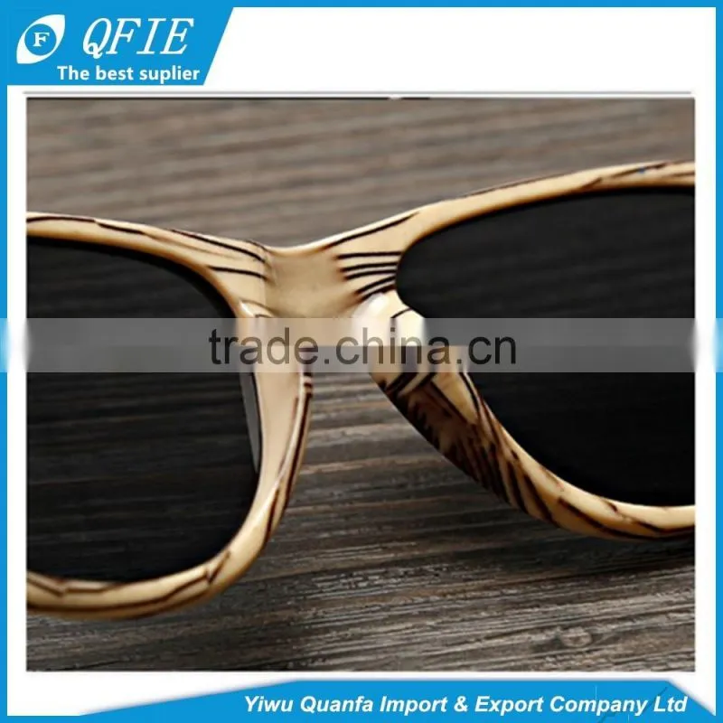 Hot selling fashion grain design imitation wood sunglasses with custom Logo