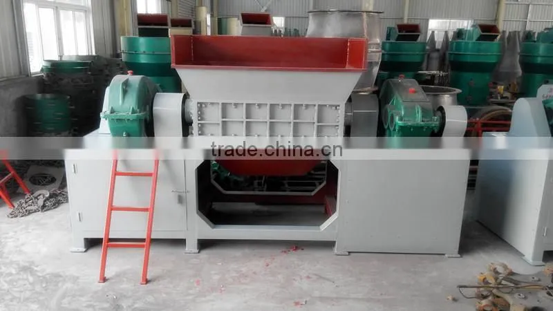 Plastic shredding machine with large capacity