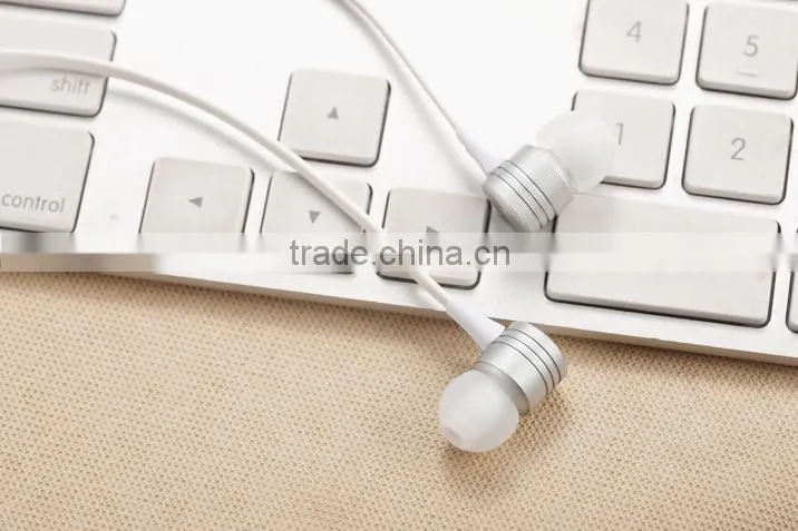 Wallytech W700 Universal headphone With Microphone and Valume control