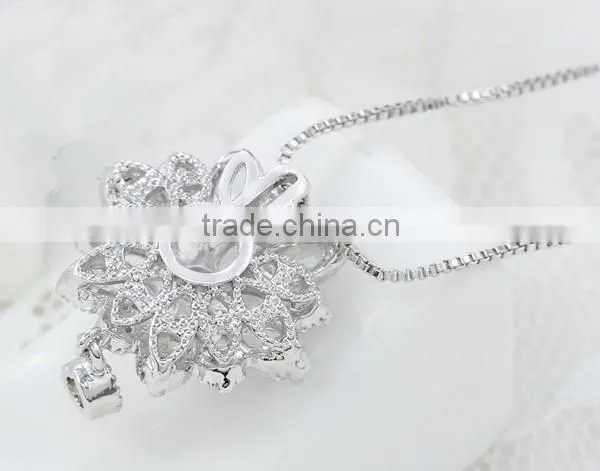 Fashion Delicate AAA Grade Zircon Flower Shaped Pendant Necklaces Wholesale
