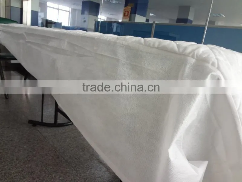 Waterproof quilted poly-cotton mattress protector