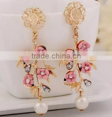 Latest design hot sale beautiful flower with pearl pendant earring