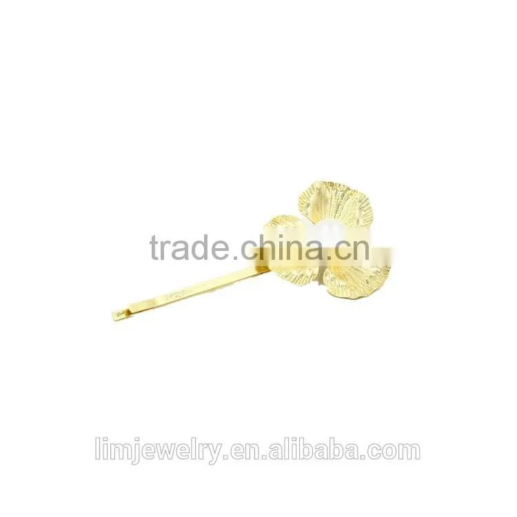 Elegant gold flower hair pin with pearl