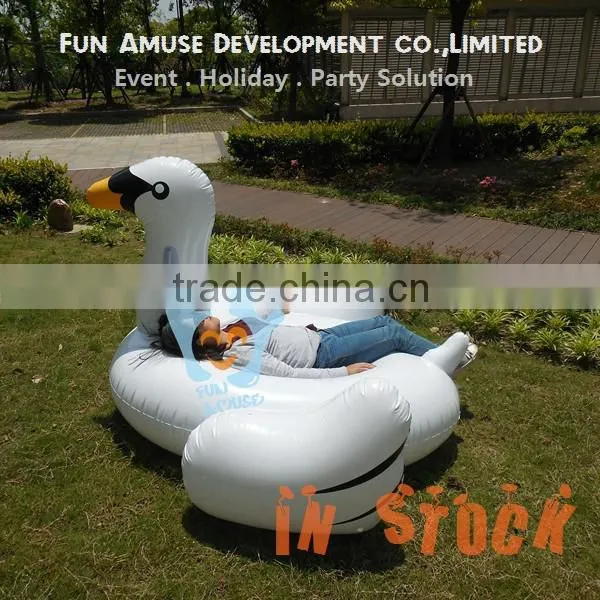 Hot selling cool and fashion pool float inflatable swan in stock