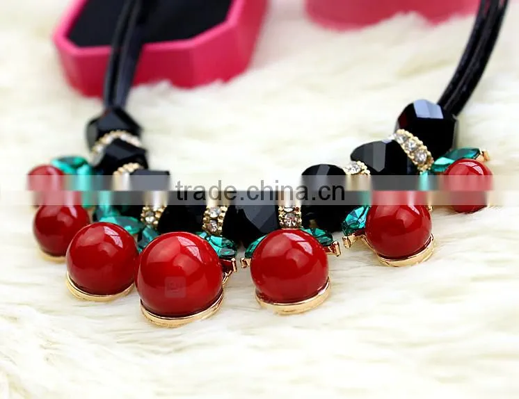Wholesale price stocks leather chain necklace beautiful resin pendant necklace
