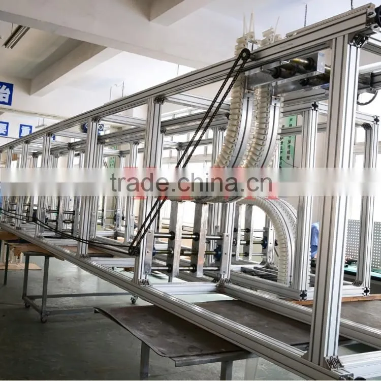 Bottle clamping vonveyor system width adjustble