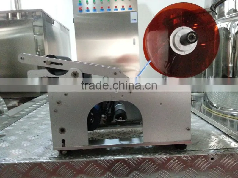 High precision semi automatic round bottle labeling machine