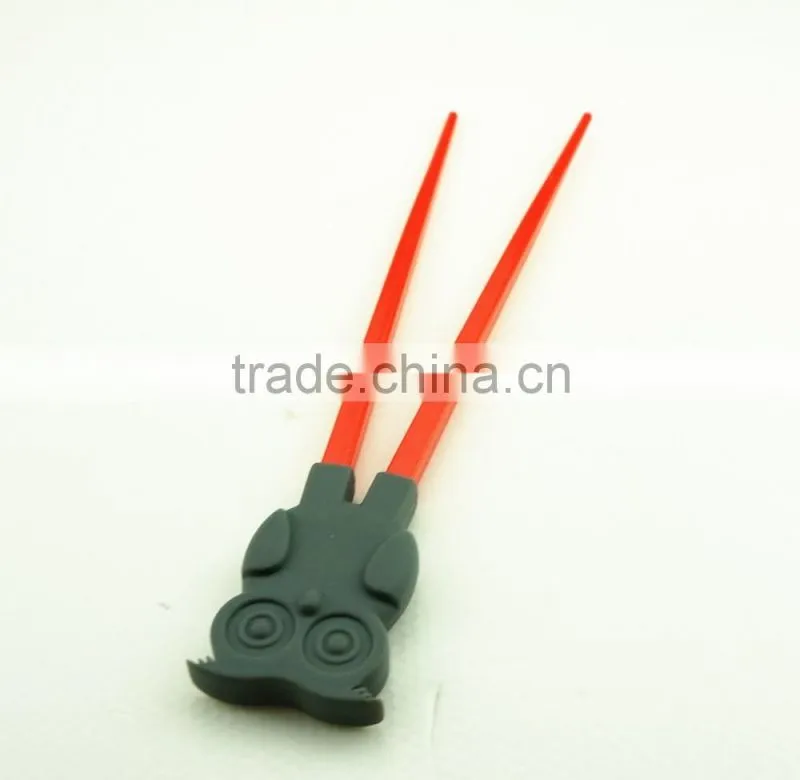 16075 Children learning silicone chopsticks with silicone helper