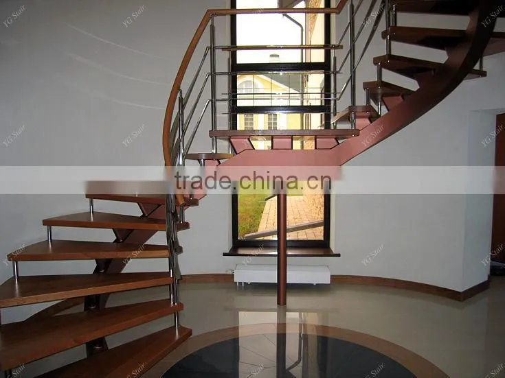 Single stringer staircase with glass railing