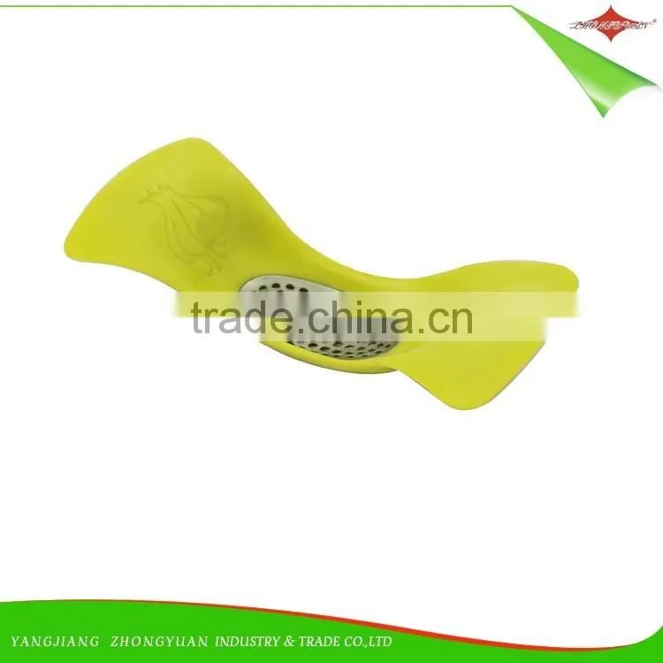 ZY-F1477 kitchen gadgets green stainless steel garlic press with plastic handle