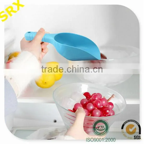 Customized high quality food grade ice scoop for ice cubes, ice bar scoop plastic supplier
