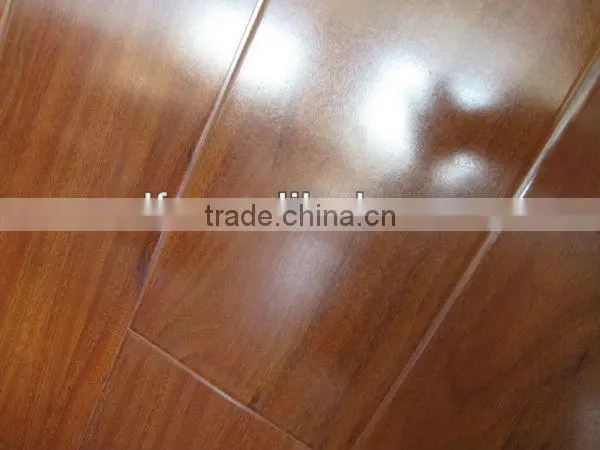 Deep synchronized grain surface laminate floor