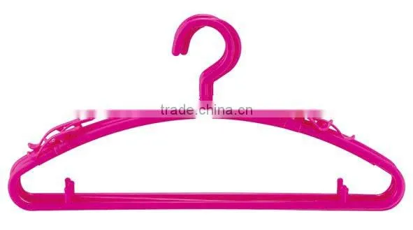 plastic clothes hangers