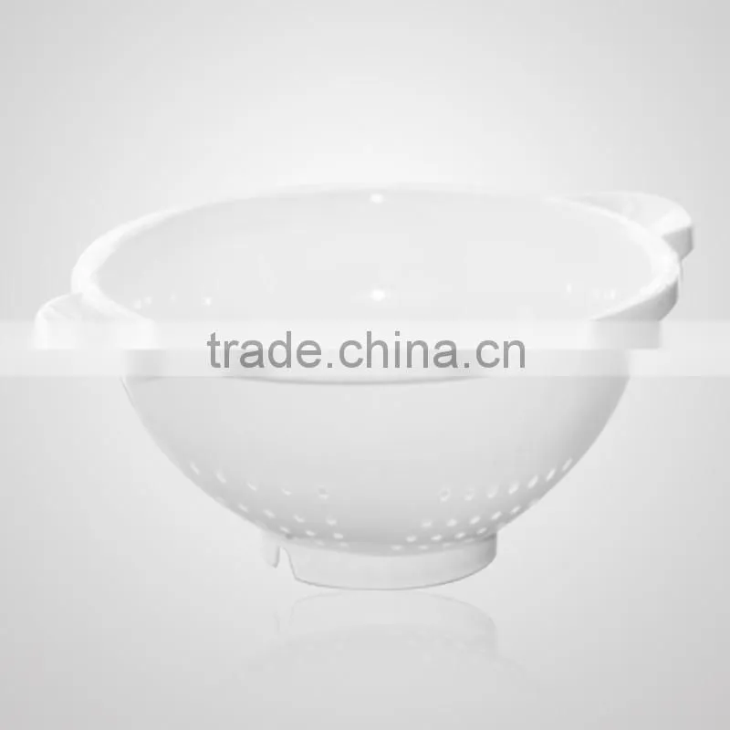 White plastic colander strainer sieve kitchen fruit and vegatable basket