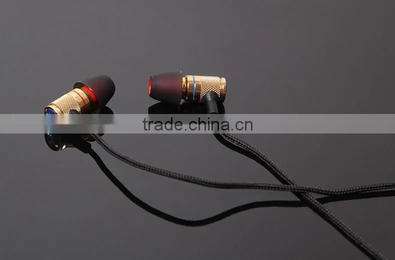 2016 popular metal wired earphone in ear earbuds with microphone