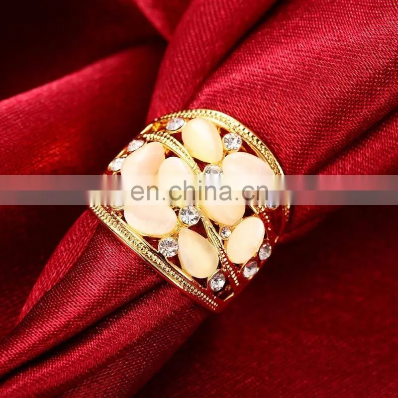 Wholesale Classic OEM/ODM Diamond Wedding Rings Crystal Gold Plated Yellow Rings Design for Ladies