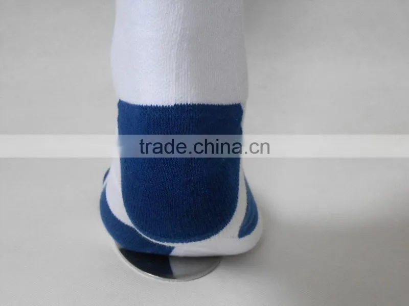 compression sport socks with polyester and cotton