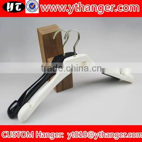 YY0508 china supplier brown wooden clothes hanger with laser logo
