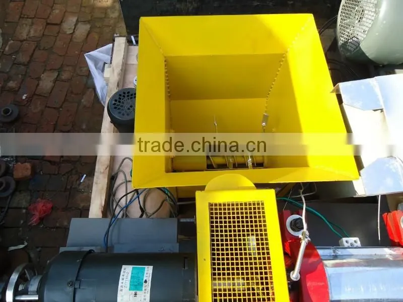 Sold worldwide in stock chicken feed pellet machine