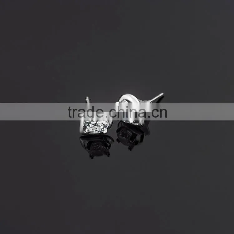 Latest fashion jewelry, synthetic diamond stud earrings in 18k gold plating sterling silver jewelry China wholesale