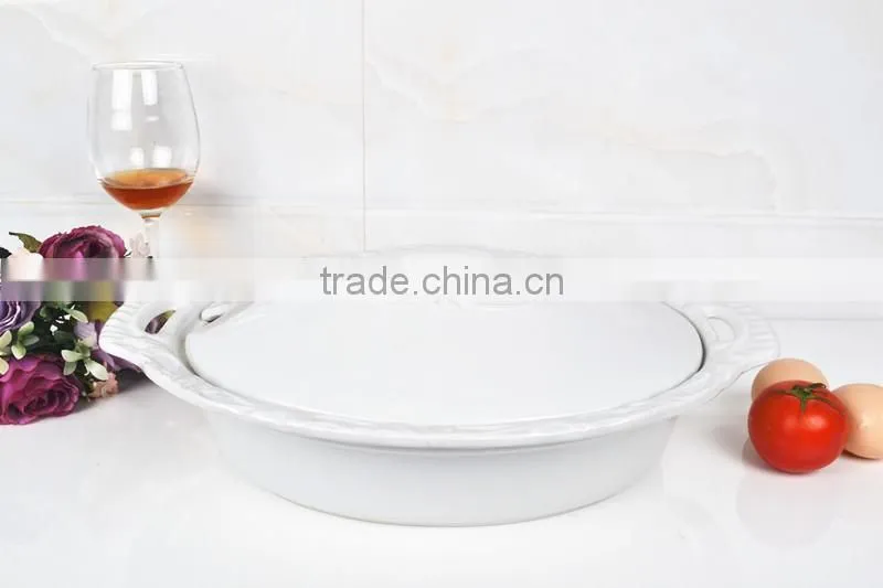 15" Oval ceramic baking dish with lid