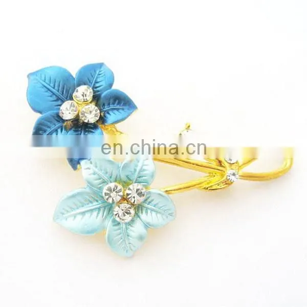 Ally express fashion jewelry party accessory personalized diamond three flowers and crystal rhinestone brooch