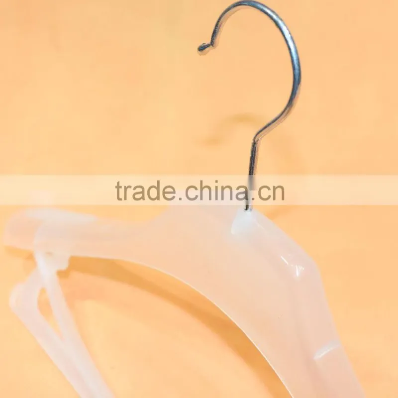 Wholesale easy plastic clothes/coat/suit hanger for suit display