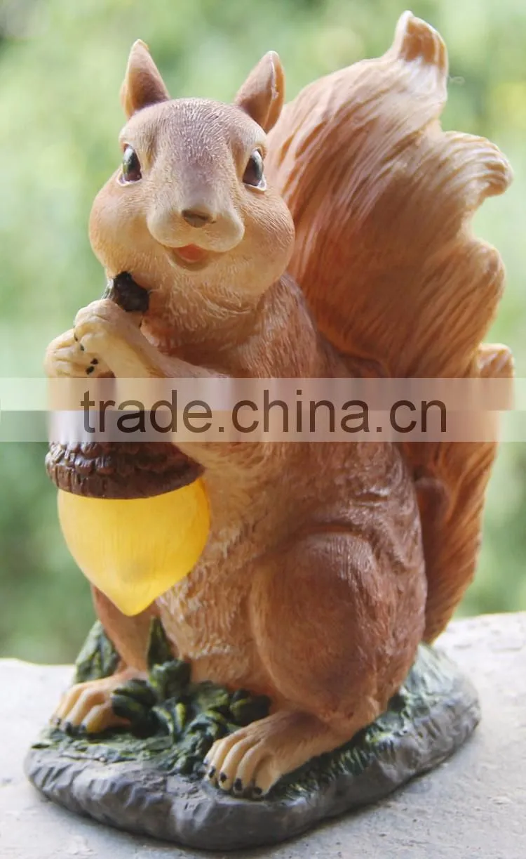 Garden ornaments polyresin raccoon figurine with solar light