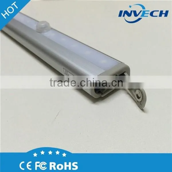 Cheap Battery Operated LED Wardrobe Light Sensor Light for Closet Hanging Rail with Transformer