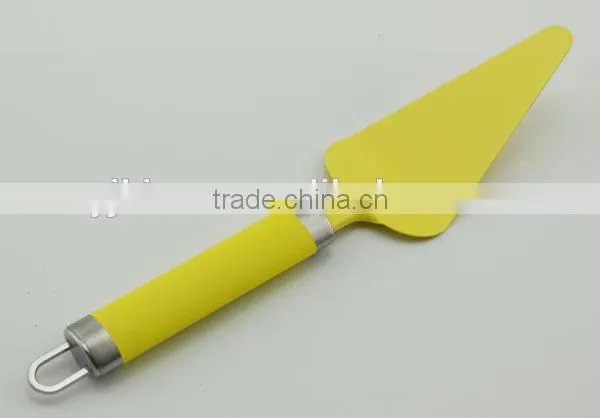 Bright-coloured coating plastic handle cheese cake cutters
