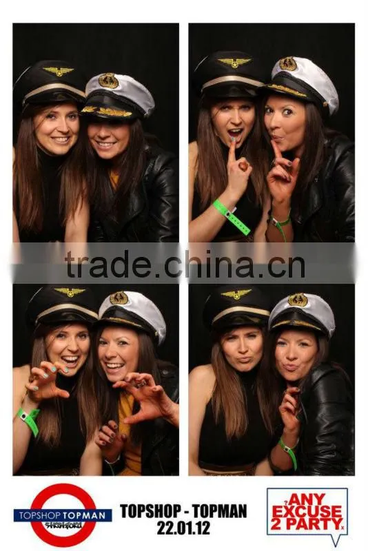 Vending Photo Booth With LCD Touch Screen To Take Photos