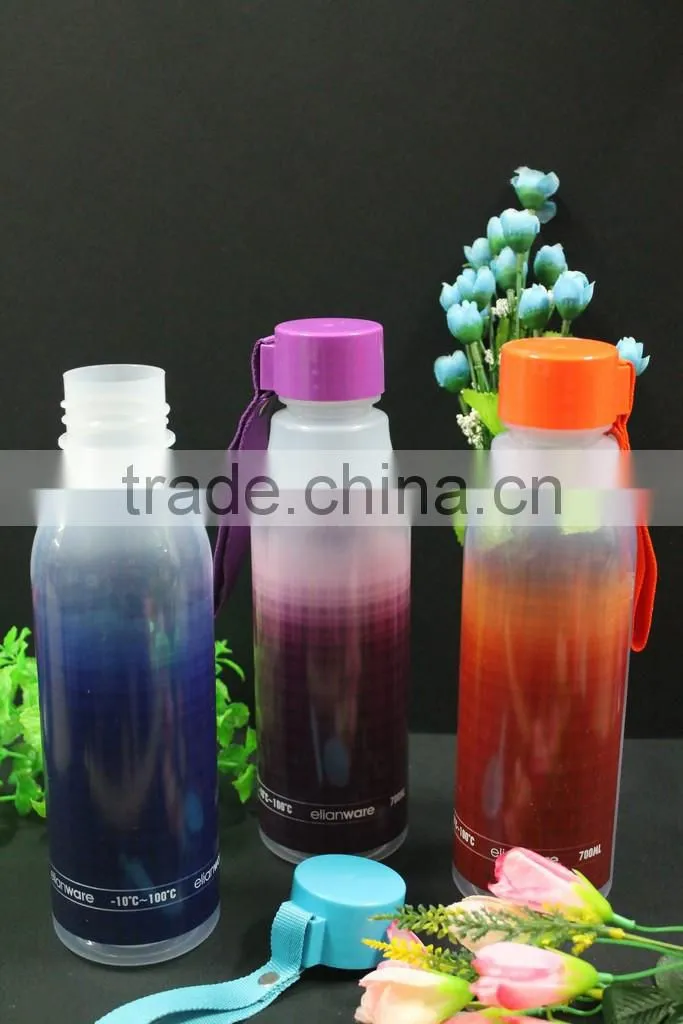 Colorful plastic water tumblers with lid and handle/ travel plastic 700ml colorful tumbler with handle and lid. BPA FREE!