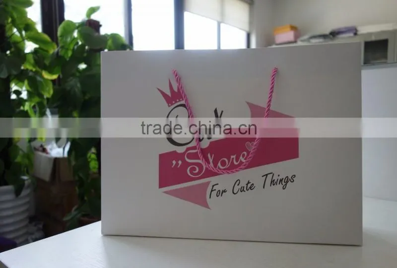 2017 China hot sales custom gift paper bags with round handles