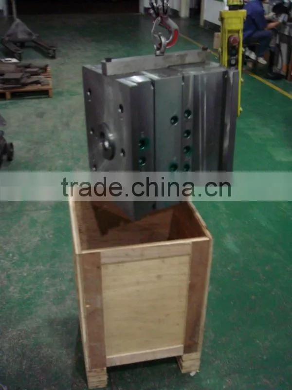 vertical injection molding machine