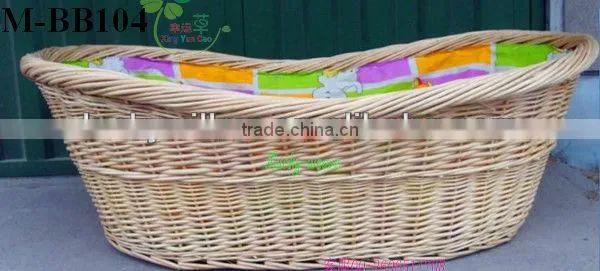 Comfortable wicker baby sleeping basket with handle