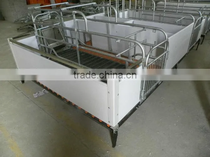Adjustable farrowing crate for pig raising