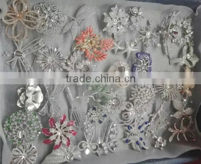 China Wholesale Fashion Pearl Rhinestone Brooch For Wedding Invitations