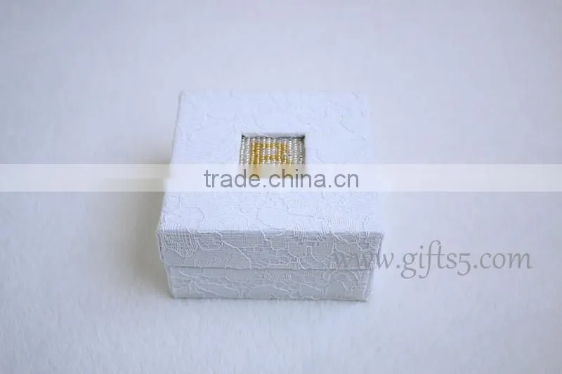 Luxury jewelry packaging box with beaded name plate of B