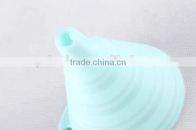 Hanging cooking tool folding circular silicone funnel