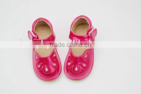 Manufacture 2016 New Arrival OEM Custom Leather Cute Newborn Squeaky Shoes Baby Girl Sandals