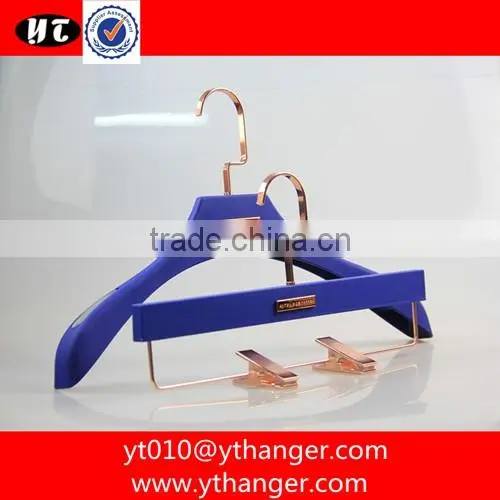 YY0397 black rubber coated plastic shirts hanger rubber paint clothes hanger with clips