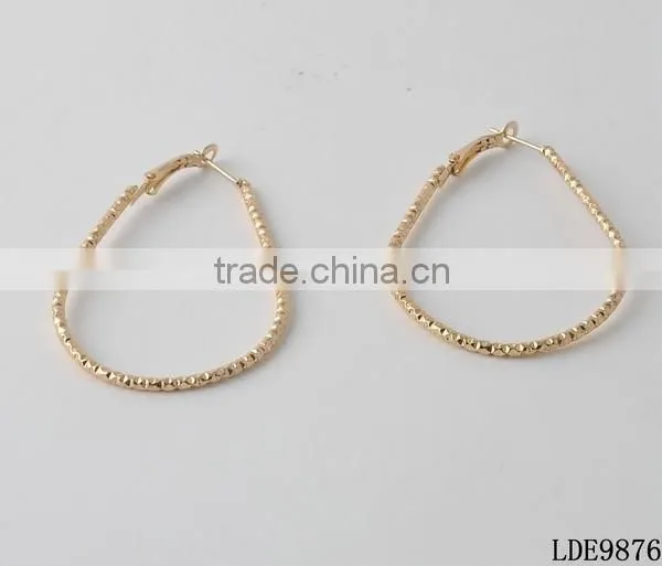 Oval gold hoop earrings
