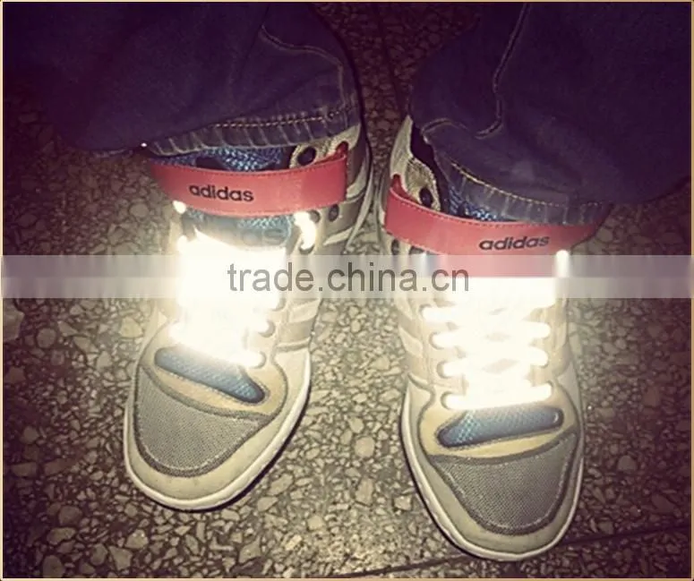 Clubbing 3M light reflective shoe laces reflects light in the dark