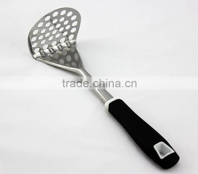2016 hot sale kitchen utnesil stainless steel potato masher with plastic long handle