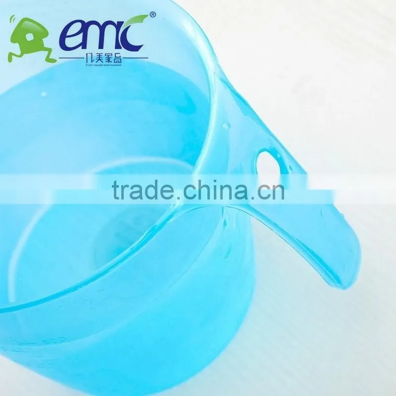 Plastic water scoop, with calibration line and handle plastic water scoop