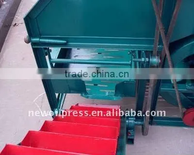 Automatic peanut picker machine