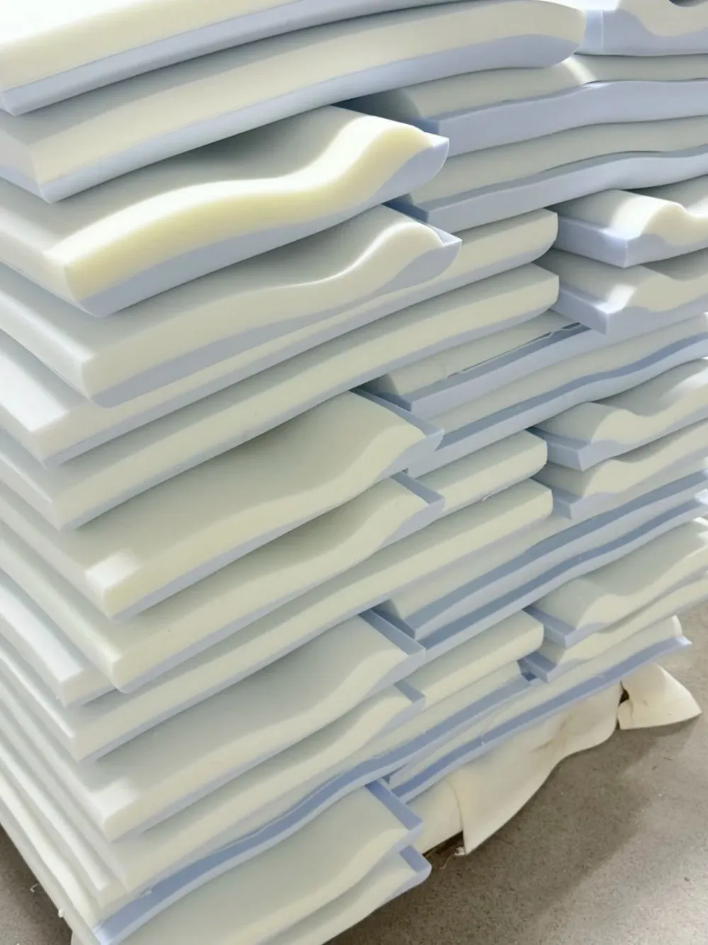 Cooling Pillow vs Memory Foam Pillow: Which One Keeps You Comfortable All Night in 2026?