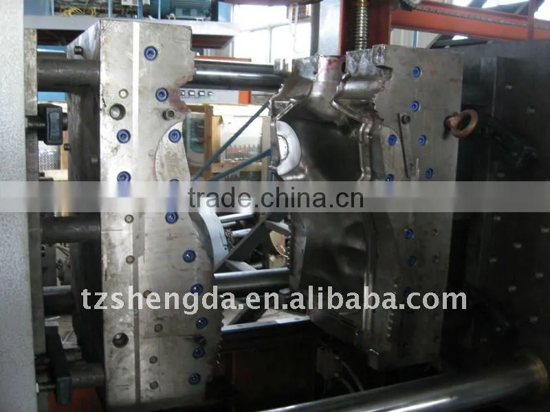 machine for blow moulded plastic mannequine