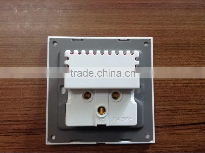 USB CHARGER WITH UNIVERSAL SOCKET