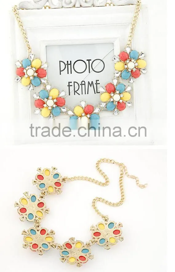Shining Latest Popular Elegant Bright Crystal and Resin Alloy Flower Charm& Statement Necklace in Stock